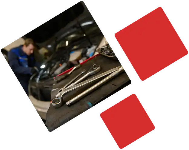 Creatieve collage met gereedschap voor autoreparaties, motoronderdelen en professioneel onderhoudswerk aan auto's.