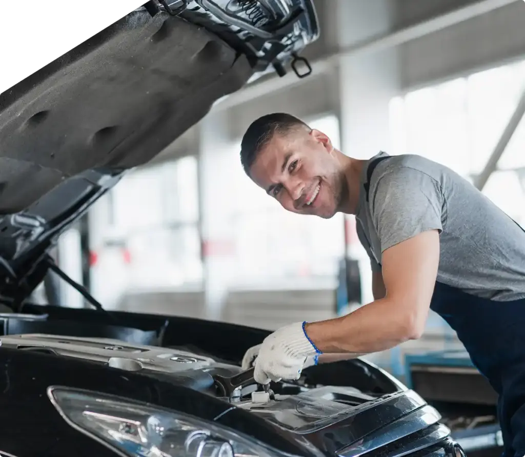 In ons bedrijf moderniseren we voortdurend onze werkplaatsen en zorgen we ervoor dat onze technici apparatuur krijgen die het werkproces versnelt en verbetert. We hechten veel waarde aan ieders comfort, daarom analyseren we elk jaar het budget voor moderniseringen en kopen we indien nodig iets nieuws, zodat de reparatie van uw auto nog sneller verloopt.